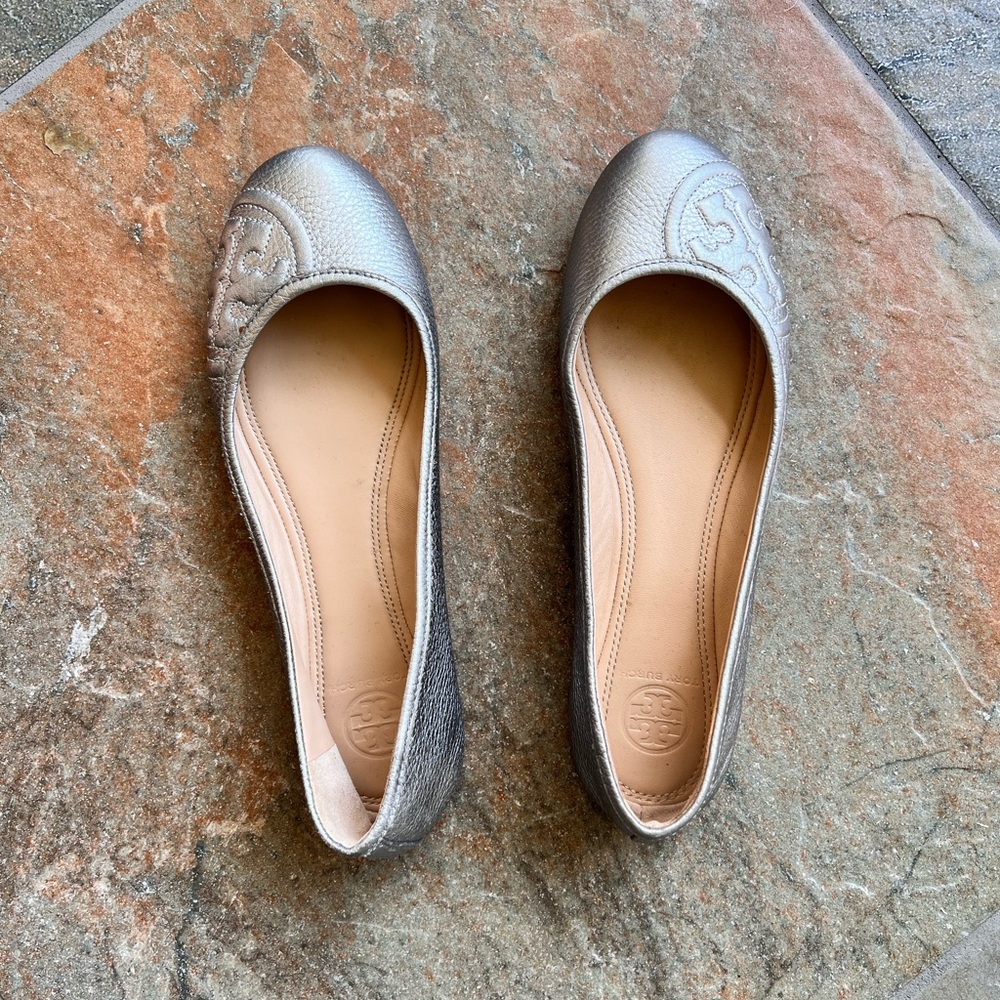 Tory Burch Silver/Pewter Ruby Ballet Flats Logo Pebbled Leather Size 8